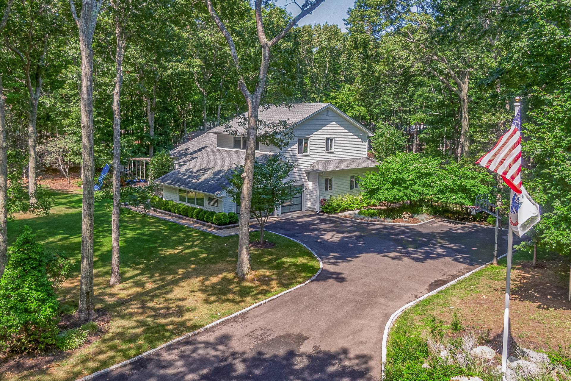 17 Crescent Way
